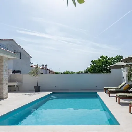 An With Private Pool