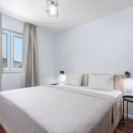 An With Private Pool Villa Umag