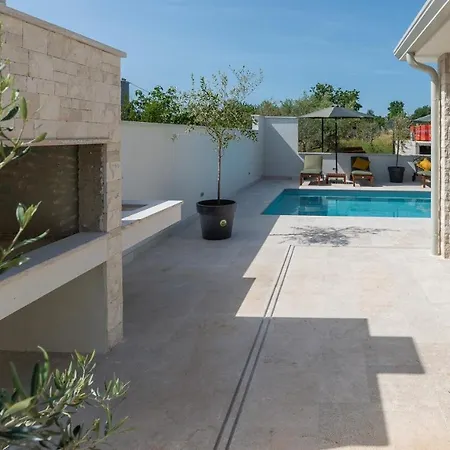 An With Private Pool Умаг