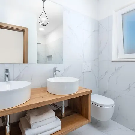 An With Private Pool *