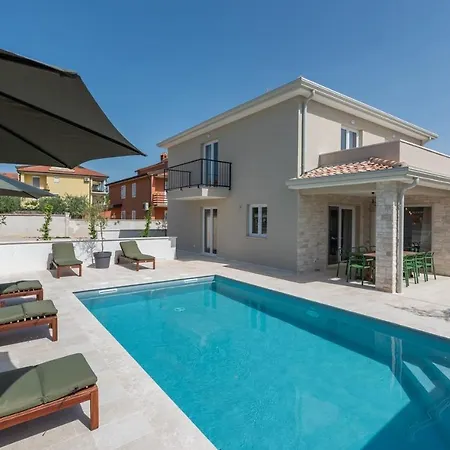 An With Private Pool Willa