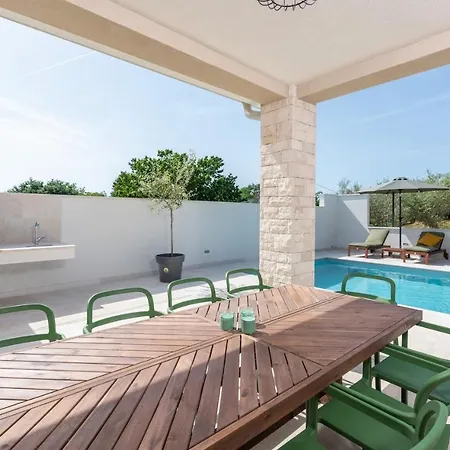 An With Private Pool Villa Umago
