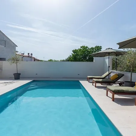 An With Private Pool *