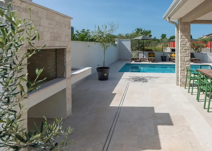 An With Private Pool Umag