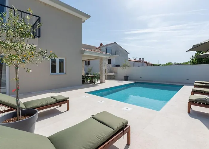 An With Private Pool Vila *