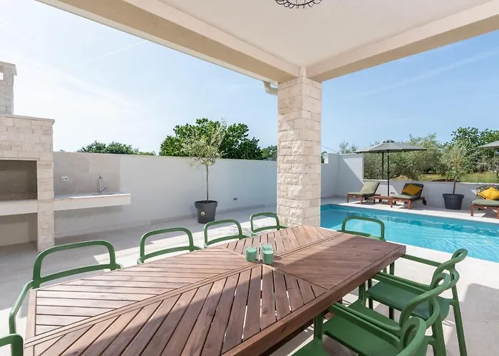 An With Private Pool Vila Umag